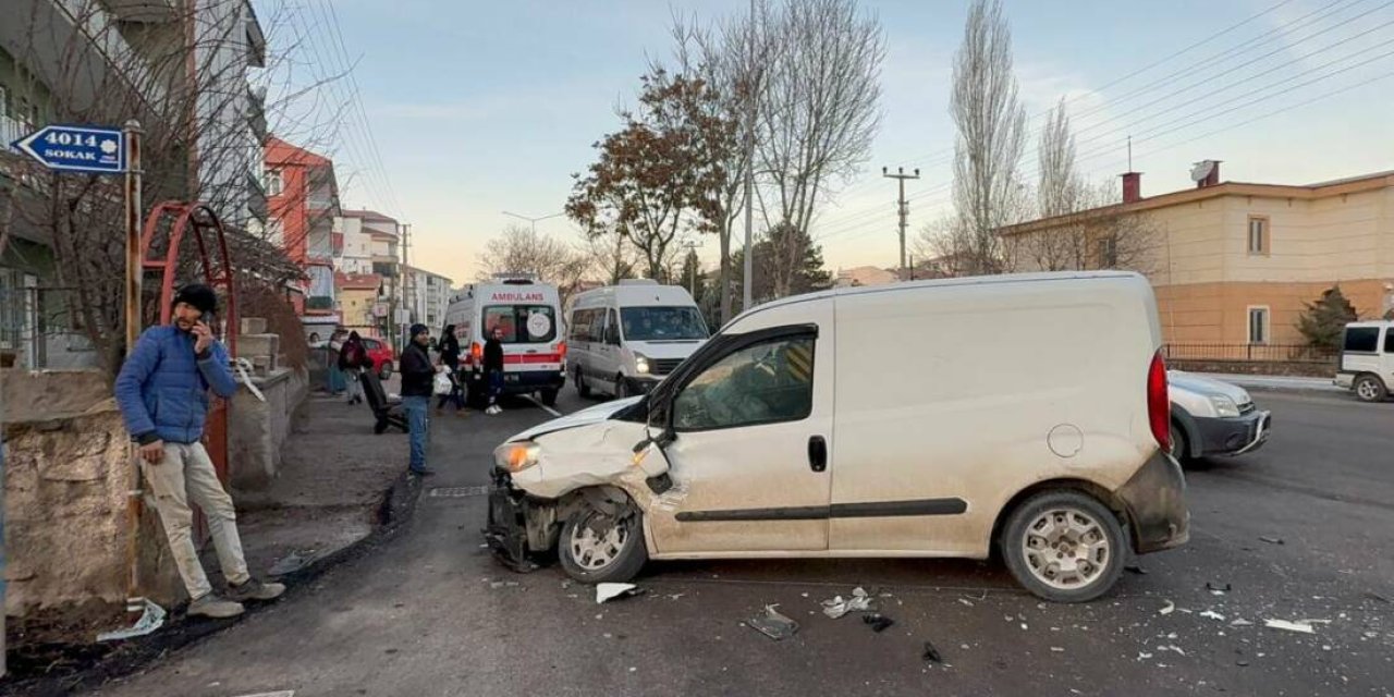 Aksaray’da Trafik Kazası: İki Kişi Yaralandı