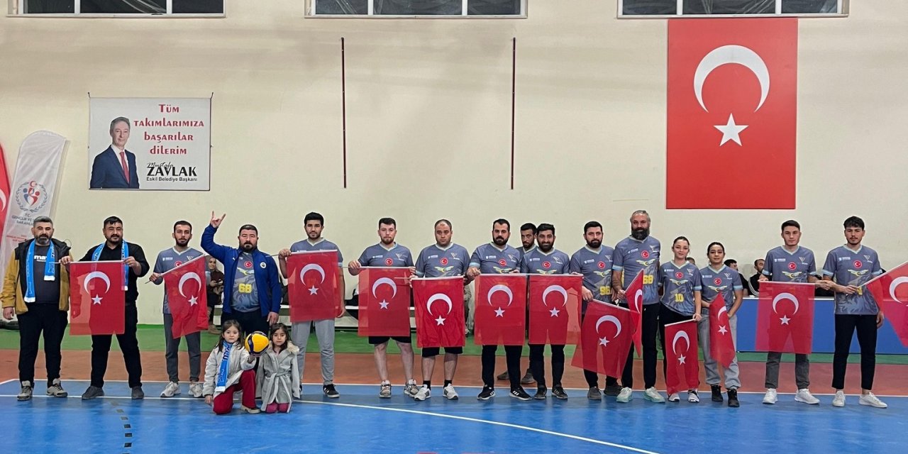 Eskil Son Kale Voleybol Takımı Sahaya Ayyıldızlı Bayraklarla Çıktı