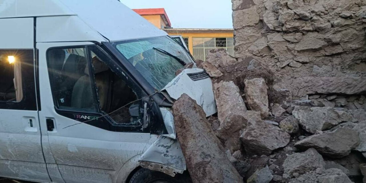 Aksaray’da Tarım İşçilerini Taşıyan Minibüs Kaza Yaptı: 14 Yaralı, 2’sinin Durumu Ağır