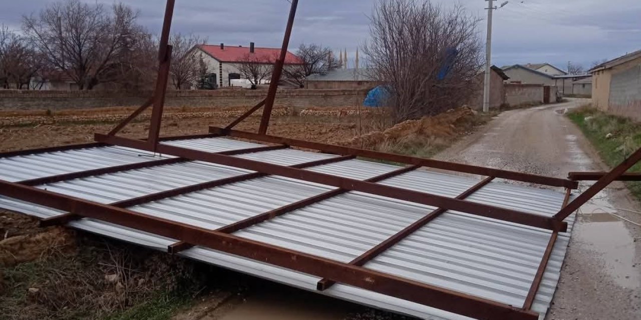 Eskil Kaputaş’ta Şiddetli Lodos Hayvan Ağılı Çatısını Uçurdu
