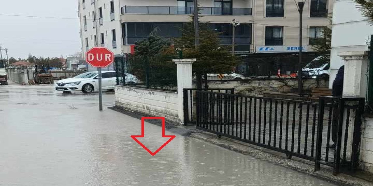 Eskil’de SGK Binası Önünde Su Birikintisi Tepkisi: “Yağmurda Giriş Çıkış Yapamıyoruz”