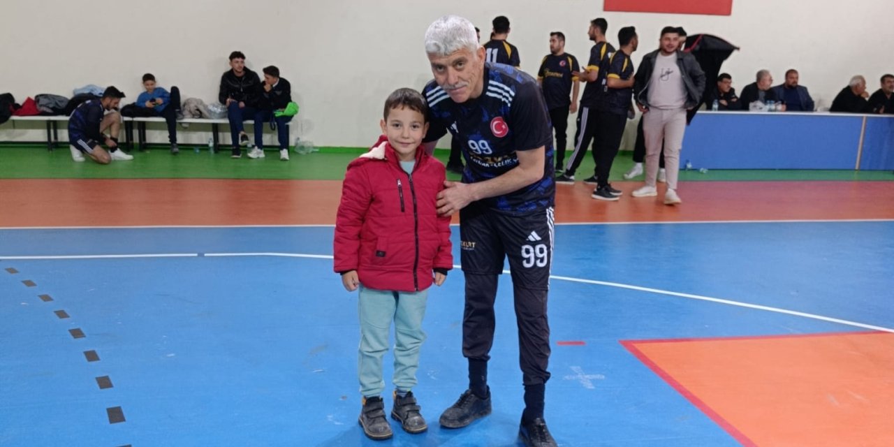 Eskil'de Coşku Artıyor! 54 Yaşında Formayı Terletiyor, Gençlere Örnek Oluyor