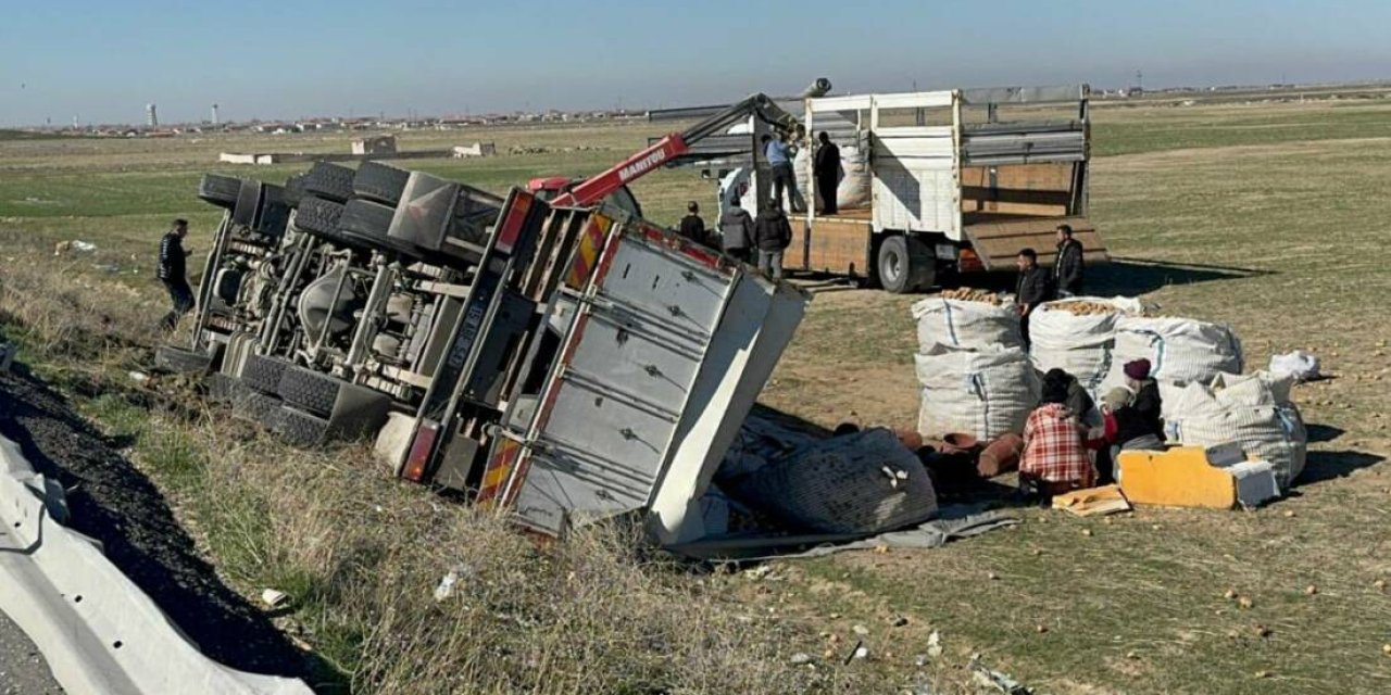 Aksaray-Konya Karayolunda Patates Yüklü Kamyon Şarampole Devrildi