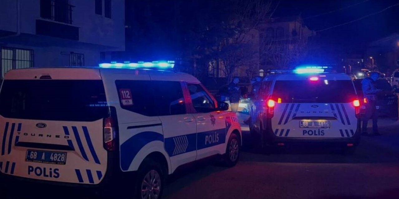 Aksaray’da Maskeli Saldırı: Apartman Girişinde Bıçaklanan Şahsın Hayati Tehlikesi Yok