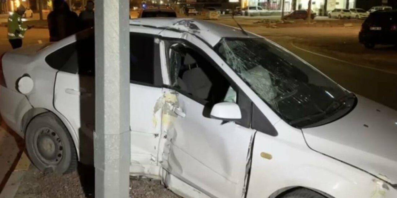 Aksaray’da otomobil ağaca ve aydınlatma direğine çarptı: Sürücü yaralandı