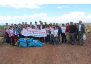 Beyşehir’de Öğrenciler Sahil Temizliği Yapıp Atık Çöpleri Topladı