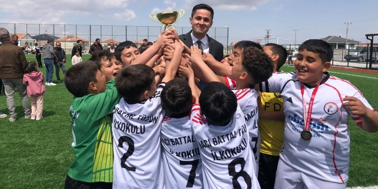 Eskil’deki Futbol Turnuvasında Şampiyon Hacı Battal Tüzün İlkokulu