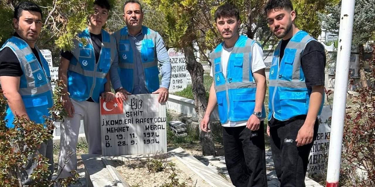 Eskil Ülkü Ocakları Şehit Kabirlerini Fidanlarla Yeşillendirdi