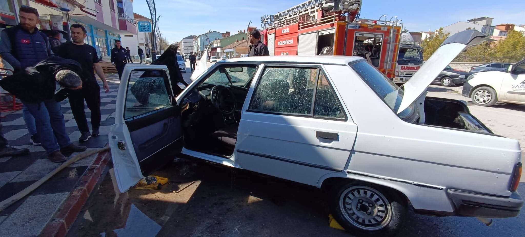 Eskil Merkezde Araç Yangını: Facianın Eşiğinden Dönüldü