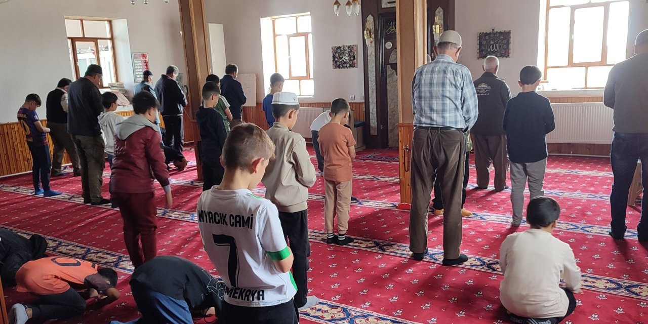Eskil'de Minik Kalpler Camide Buluşuyor: Kayacık Camii’nde Eğitim ve Oyun Bir Arada