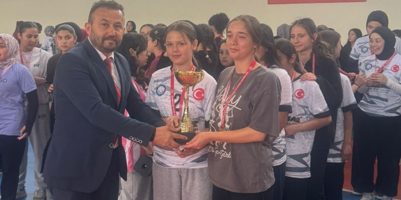 Eskil’de Bin Öğrenciyle Geleneksel Çocuk Oyunları Coşkusu