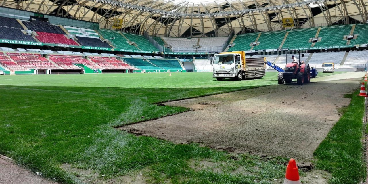 Konya Büyükşehir Stadyumunda Hibrit Çim Zeminde Kapsamlı Bakım Başladı