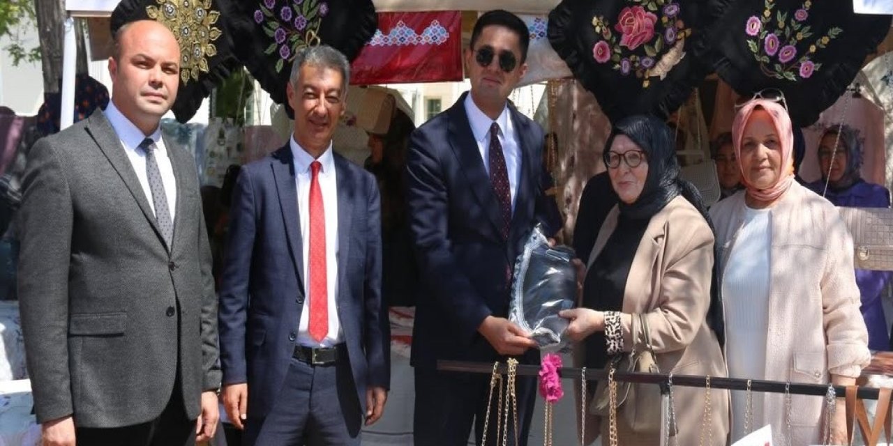 Eskil Halk Eğitimi Merkezi'nden Yıl Sonu Sergisi