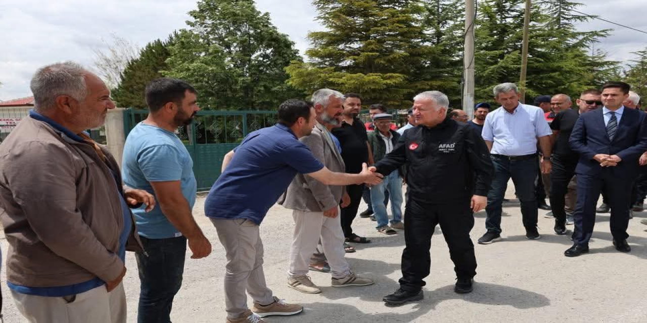 Vali Duru, Dolu ve Aşırı Yağıştan Zarar Gören Tarım Arazilerinde İncelemelerde Bulundu