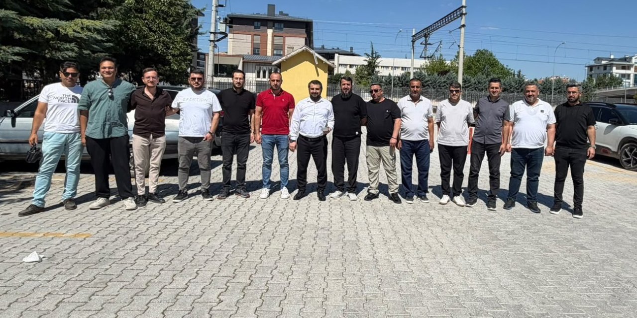 Konya Emlakçılar Odası’ndan Tapu Müdürlüğü Önünde Aşure İkramı