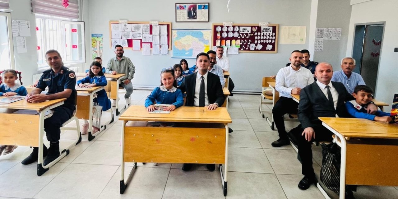 Kaymakam Taha Soydaş Öğrencilerin Karne Heyecanına Ortak Oldu