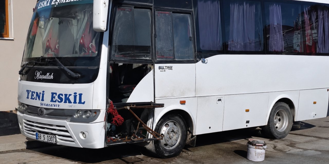 Eskil–Konya seferini yapan yolcu minibüsü alev aldı