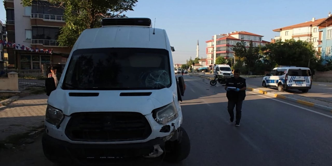 Aksaray’da Motosiklet ile Minibüs Çarpıştı: 19 Yaşındaki Sürücü Ağır Yaralandı