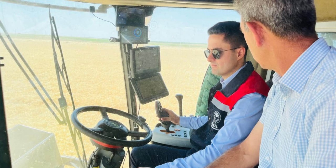 Eskil'de Hasat Bayramı: Kaymakam Soydaş Biçerdöver Direksiyonuna Geçti