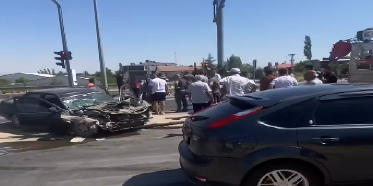 Eşmekaya Kavşağında Trafik Kazası 2 yaralı