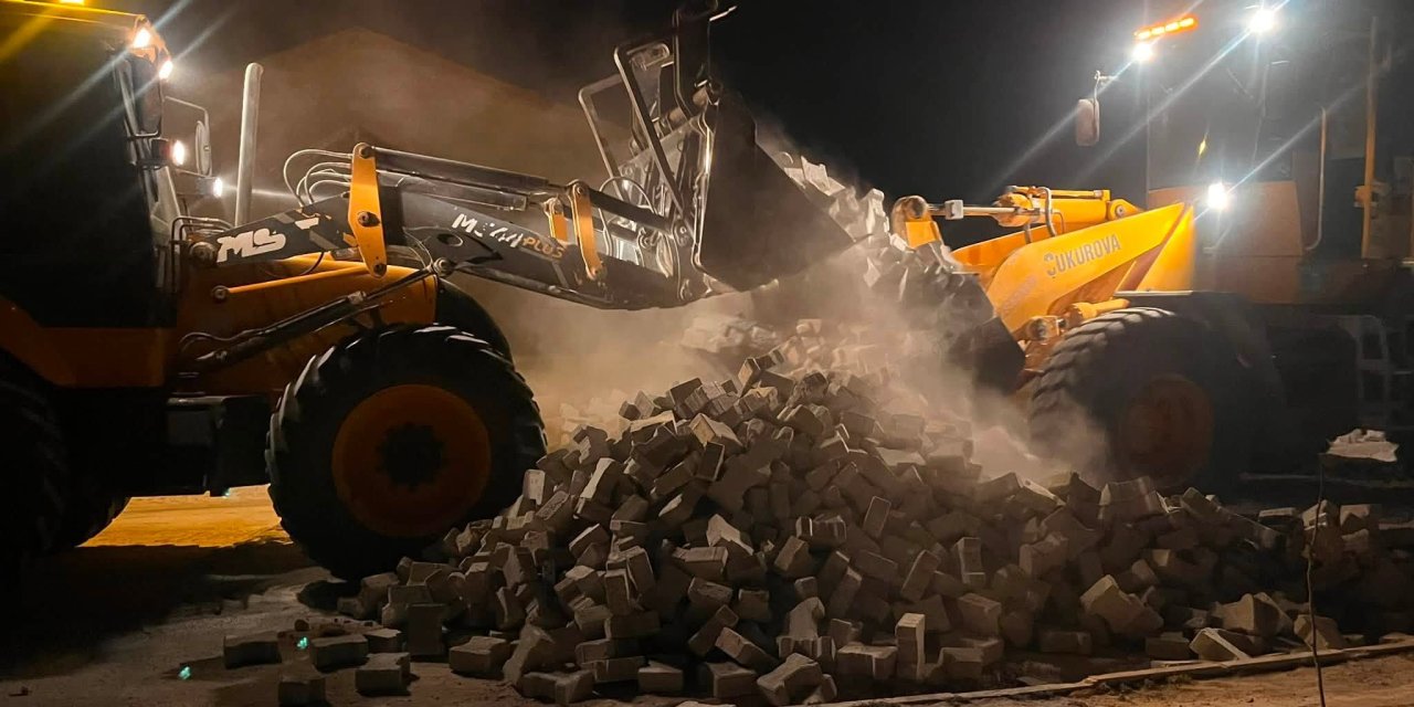 Eskil'de Yol Yapımı Gece de Devam Ediyor