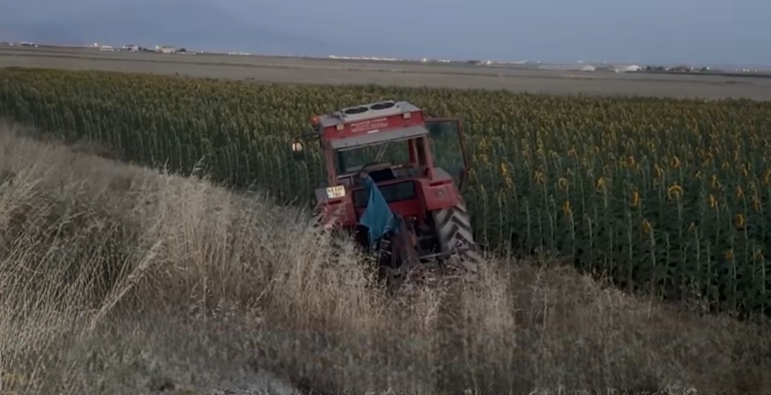 Aksaray’da Otomobil Traktöre Arkadan Çarptı: 2 Yaralı