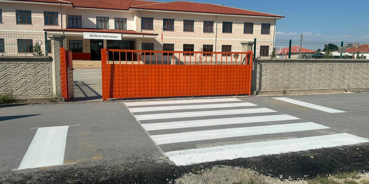 Eskil'de Okul Önleri ve Hastane Çevresinde Yaya Geçitleri Yenilendi