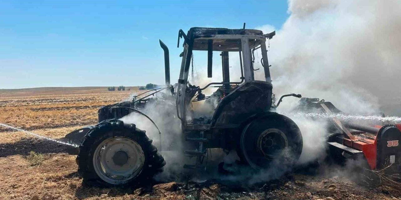 Kulu'da Traktör Alevlere Teslim Oldu! Geriye Demir Yığını Kaldı