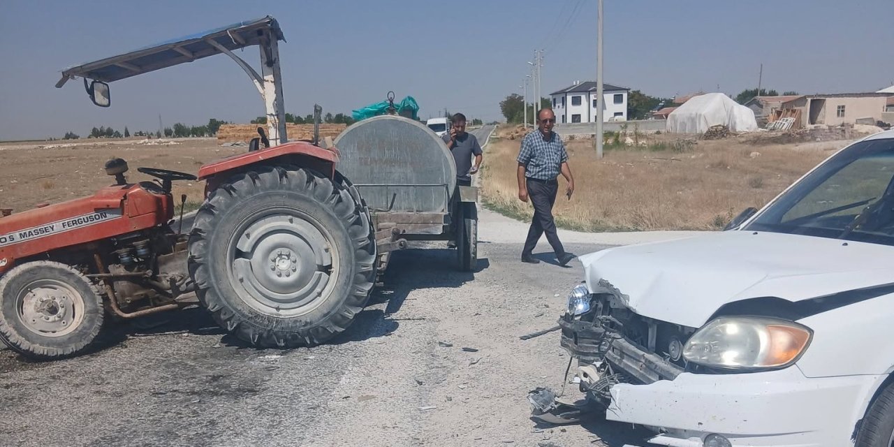 Eskil'de Tosun Yaylası Yol Ayrımında Traktör ile Otomobil Çarpıştı