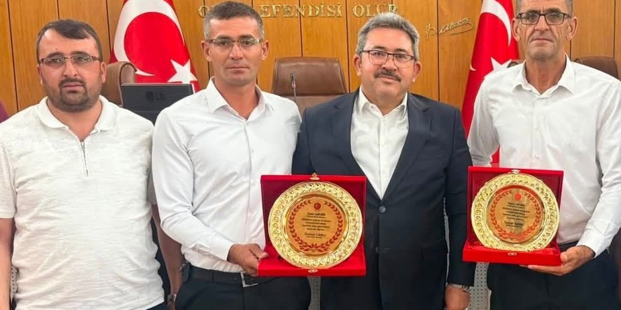Eskil'e Kazandırılan Yatırımlara Anlamlı Teşekkür! Muhtarlardan Latif Ağır'a Plaket