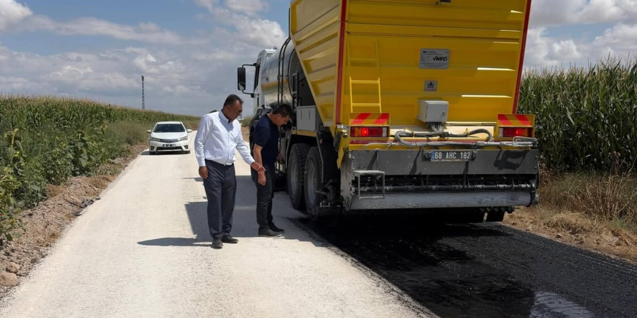 Eskil’de Yayla Yollarında Sathi Kaplama Çalışmaları Başladı