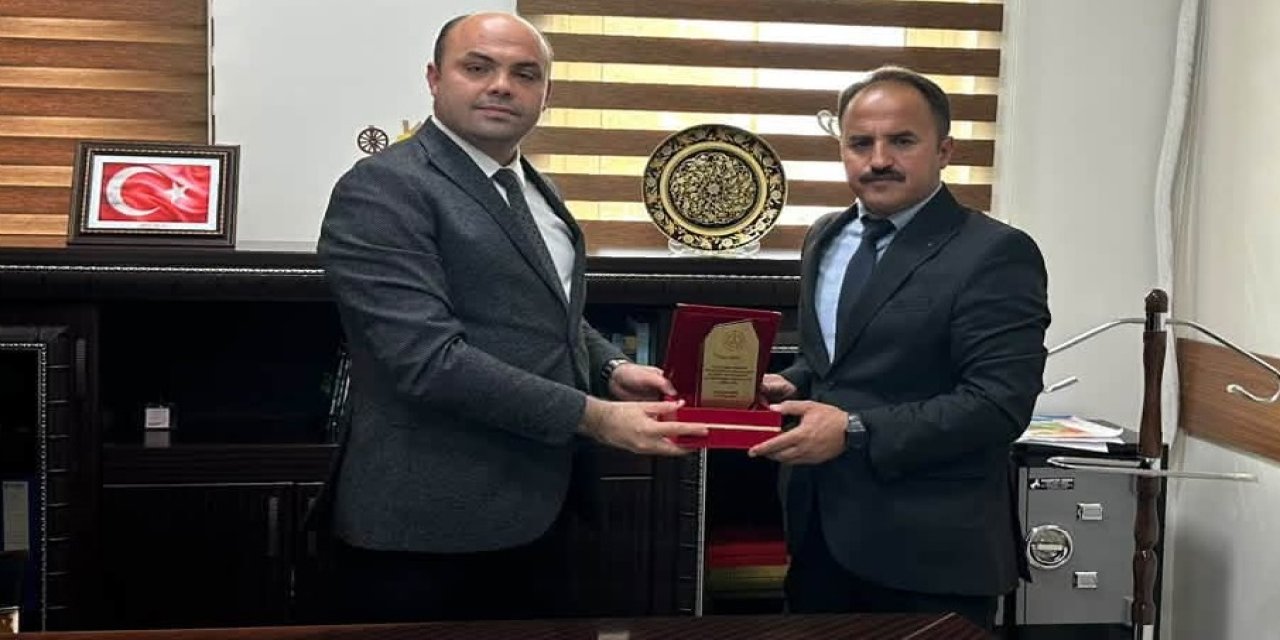 Ali Ermiş İlkokulu’nun Yapımına Katkı Sunan Fatih Ermiş’e Plaket