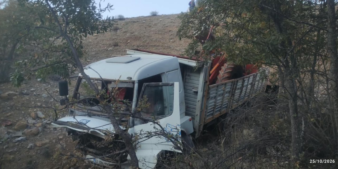 Bozkır’da Traktör Yüklü Kamyon Uçuruma Yuvarlandı: 1 Yaralı