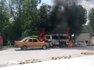 Suriyelilerin kaldığı araç alev aldı!