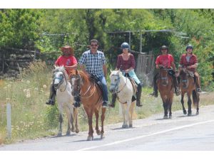 Alman Turistlerden Atlı Safari