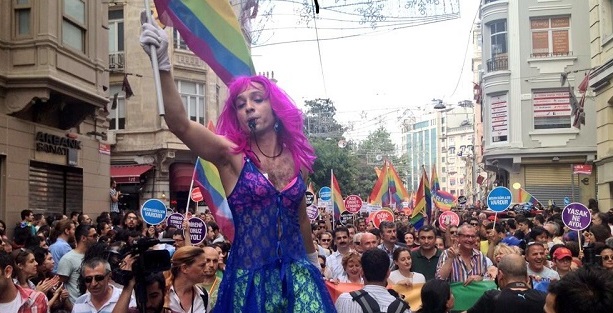 Karakaya, "Devlet, sapık o..pu LGBTİ'leri tedavi ettirmeli"