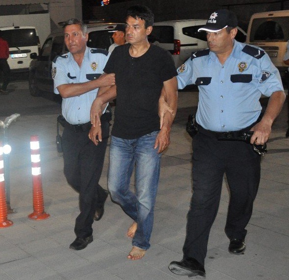 Annesini Boğazını Keserek Öldürdü
