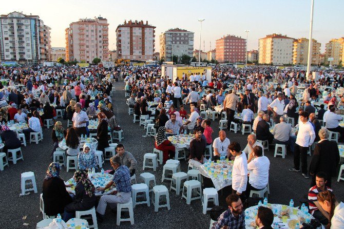 Başbakan Davutoğlu Konya’da 30 Bin Kişiyle İftar Yaptı