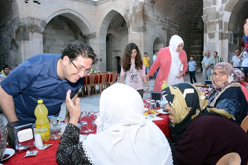 Aksaray'da Zinciriye Medresesinde Huzurlu bir iftar!