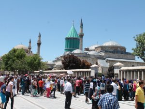 Bayramda Mevlana Müzesi'ne ziyaretçi akını