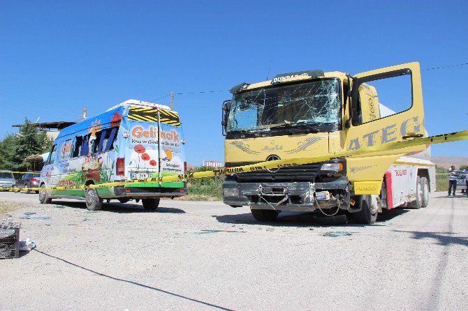 Mazot Tankeri Kreş Servisiyle Çarpıştı: 15 Yaralı