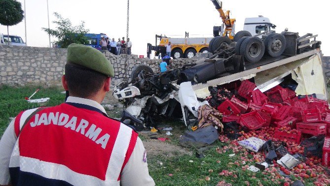 Şeftali Yüklü Kamyon Takla Attı: 1 Ölü, 1 Yaralı