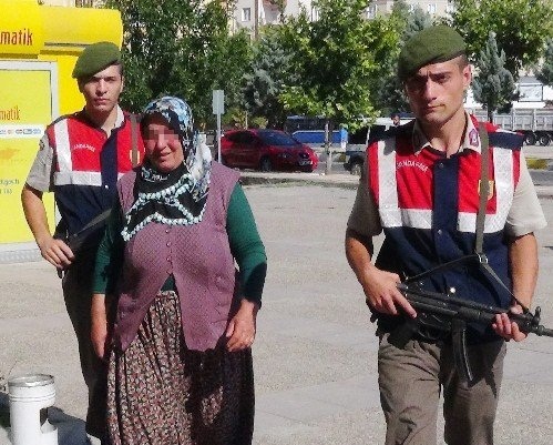 Eşini Öldüren Kadın Ve Oğlu Tutuklandı