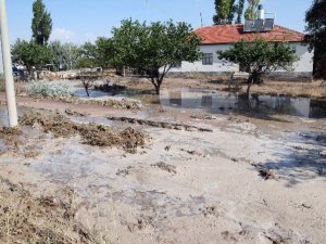 Sel Suları Otomobili Sürükledi, Duvarları Yıktı