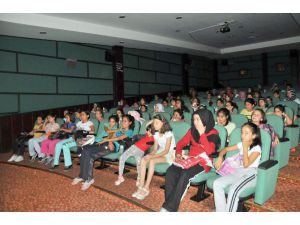 Başkan Akkaya’dan Komek Öğrencilerine Sinema Hediyesi