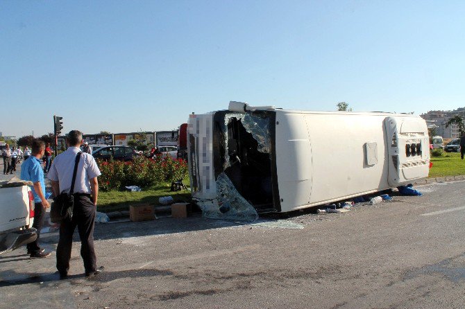 Ambulansa Yol Veren İşçi Servisine Tır Çarptı: 16 Yaralı