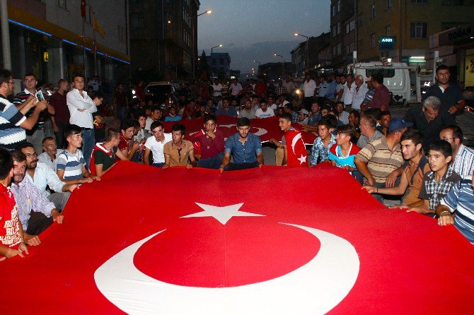 Yunak Halkı Terörü Lanetledi