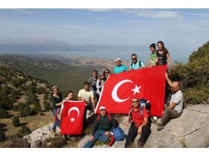 Doğaseverler Dağın Zirvesinde Terörü Lanetledi