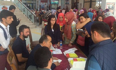 Aydoğdu Gençlere kitaplarını imzaladı