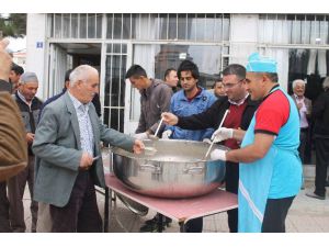 Başkan Demirhan Vatandaşlara Aşure Dağıttı